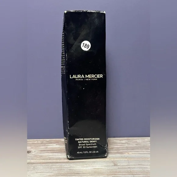 Laura Mercier Natural Dewy Tinted Moisturizer SPF 30 - 3C Fawn - Picture 9 of 12